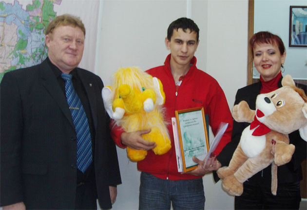Счастливый отец принимает поздравления